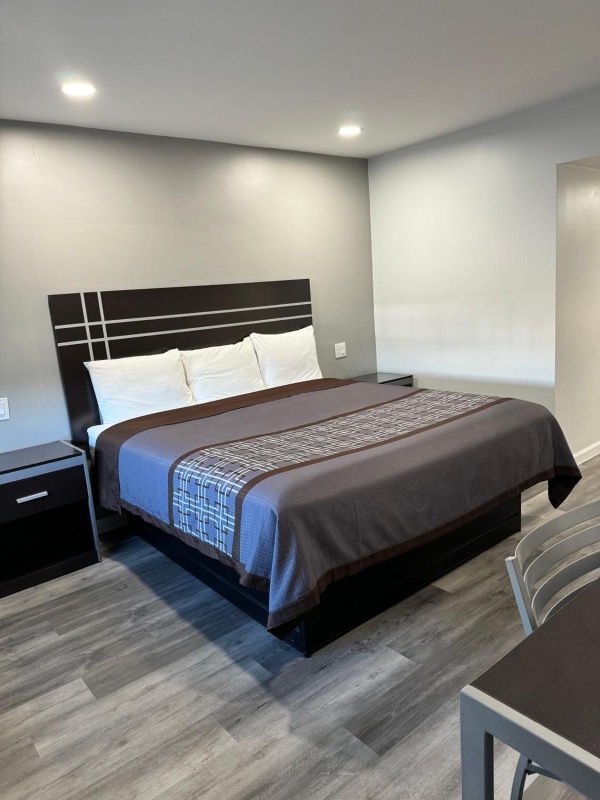 Continental Inn and Suites image 2